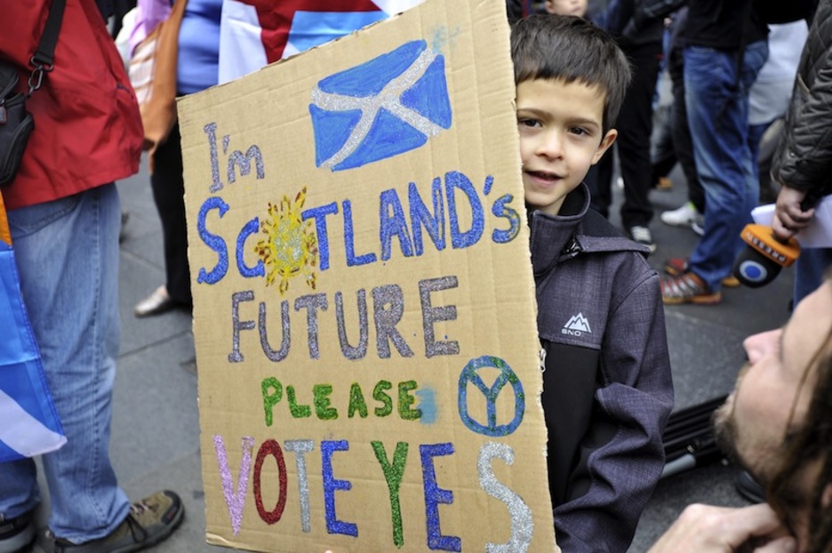 «Ni naiz Eskoziaren etorkizuna, mesedez bozkatu Bai», haurraren aldarria. «Ni naiz Eskoziaren etorkizuna, mesedez bozkatu Bai», haurraren aldarria.