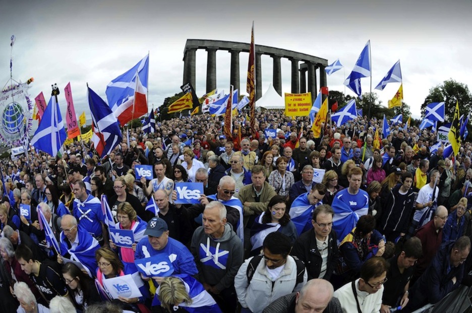 Banderak eta koloreak nagusi Edinburgeko manifestazioan. Banderak eta koloreak nagusi Edinburgeko manifestazioan.