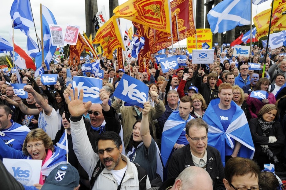 Manfiestazioaren amaieran bertako kantuak abestu dituzte parte hartzaileek. Manfiestazioaren amaieran bertako kantuak abestu dituzte parte hartzaileek.