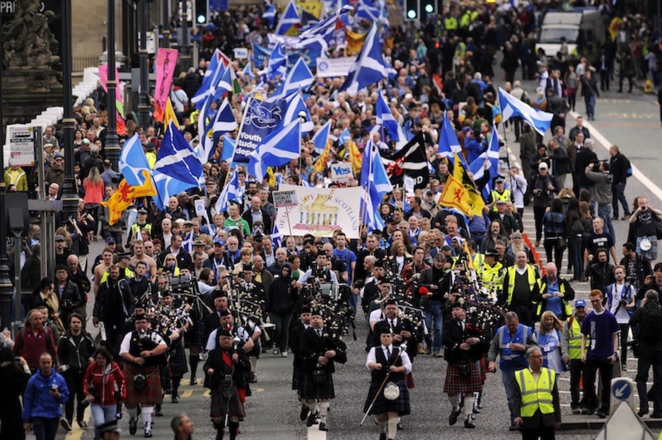 Eskoziar gaitak manifestazioaren buruan.
