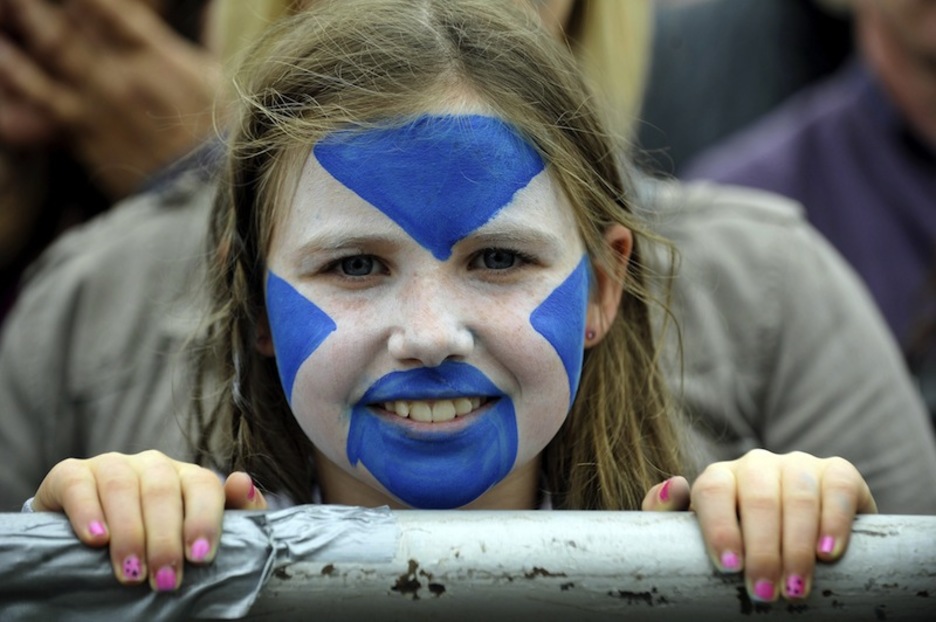 Haur bat eskoziar koloreak aurpegian Edinburgeko manfiestazioan. Haur bat eskoziar koloreak aurpegian Edinburgeko manfiestazioan.