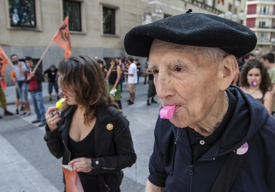 Periko Solabarria se ha unido a la protesta con chiflo en boca.