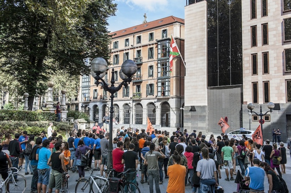 La concentración ruidosa se ha producido frente a la sede principal del PNV, al que han responsabilizado del desalojo y posterior derribo de Kukutza.