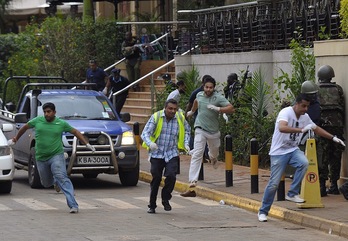 Ciudadanos huyen durante el tiroteo en el centro comercial de Nairobi. (Tony KARUMBA / AFP)