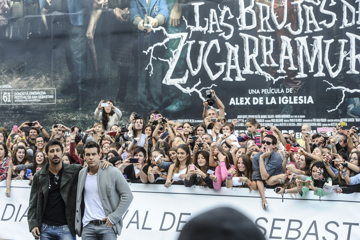 Alex de la Iglesiak zuzendutako filmean parte hartu duten Mario Casas eta Hugo SIlva aktoreak. (Jagoba MANTEROLA / ARGAZKI PRESS)