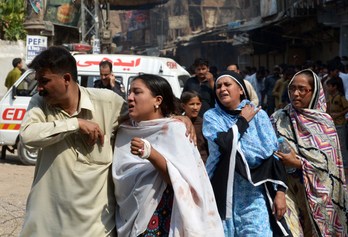 Un grupo de mujeres es atendida en el lugar del atentado. (A.MAJEED / AFP)
