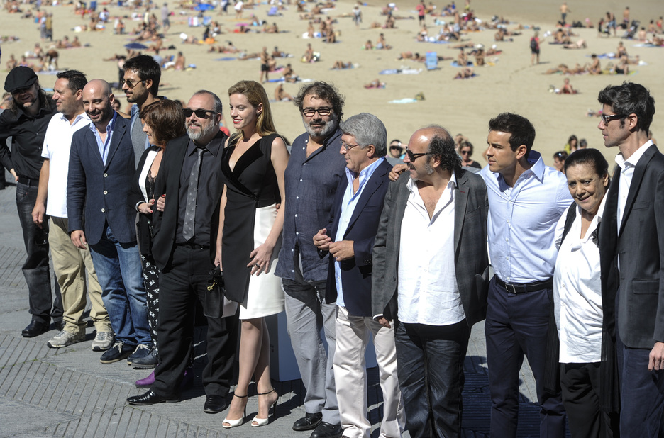 Los protagonistas de ‘Las brujas de Zugarramurdi’ con el director Alex de la Iglesia. (Jagoba MANTEROLA / ARGAZKI PRESS) Los protagonistas de ‘Las brujas de Zugarramurdi’ con el director Alex de la Iglesia. (Jagoba MANTEROLA / ARGAZKI PRESS)