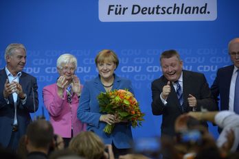 Merkel con cara de satisfacción tras conocer los primeros sondeos. (Johannes EISELE / AFP)