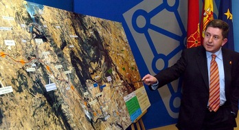 Alvaro Miranda, entonces consejero de Obras Públicas, promovió la autovía Iruñea-Logroño junto a Miguel Sanz. En la imagen, dando cuenta del estado de las obras en 2005. (Jagoba MANTEROLA / ARGAZKI PRESS)