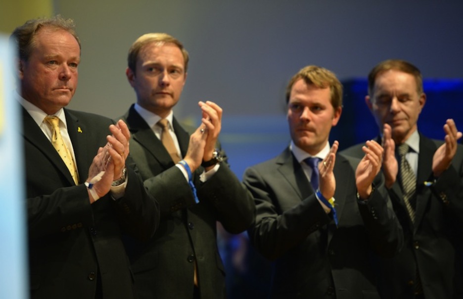 Dirk Niebel, Christian Lindner, Daniel Bahr y Joerg van Essen. Todos del FDP que sale del parlamento, los primeros tres ministros del último gobierno de Merkel. (Patrik STOLLARZ / AFP) Dirk Niebel, Christian Lindner, Daniel Bahr y Joerg van Essen. Todos del FDP que sale del parlamento, los primeros tres ministros del último gobierno de Merkel. (Patrik STOLLARZ / AFP)