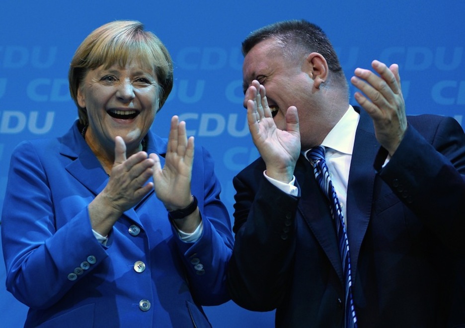 Angela Merkel celebra junto al secretario general de la CDU Hermann Groehe la victoria. (Odd ANDERSEN / AFP) Angela Merkel celebra junto al secretario general de la CDU Hermann Groehe la victoria. (Odd ANDERSEN / AFP)