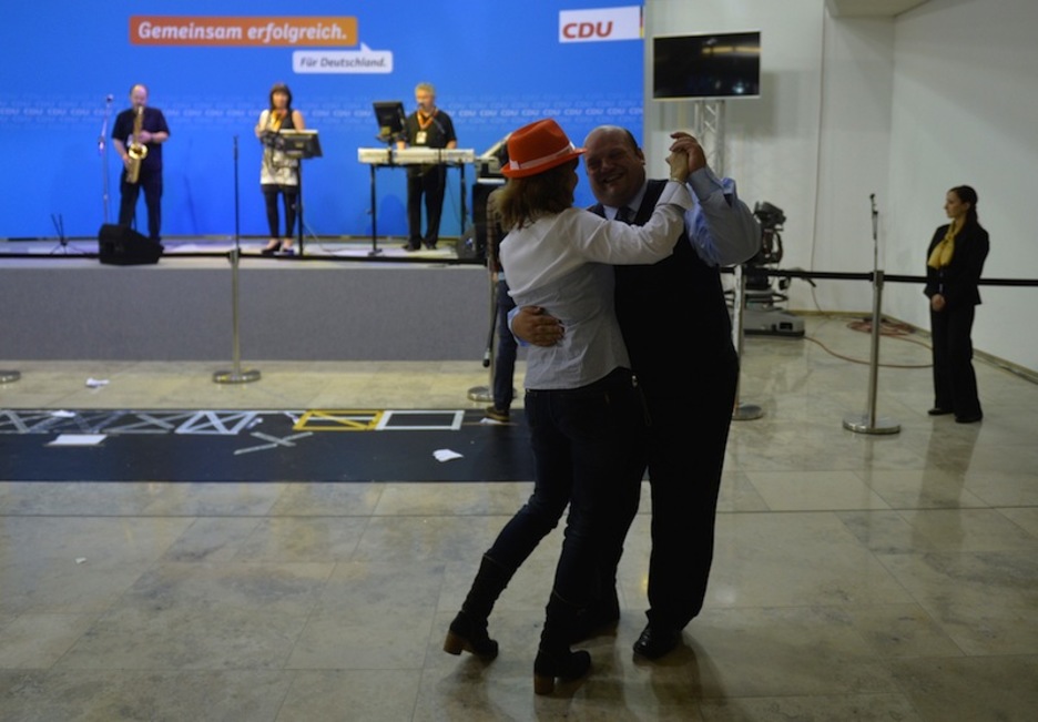 Celebración con música y baile de la CDU. (Odd ANDERSEN / AFP) Celebración con música y baile de la CDU. (Odd ANDERSEN / AFP)