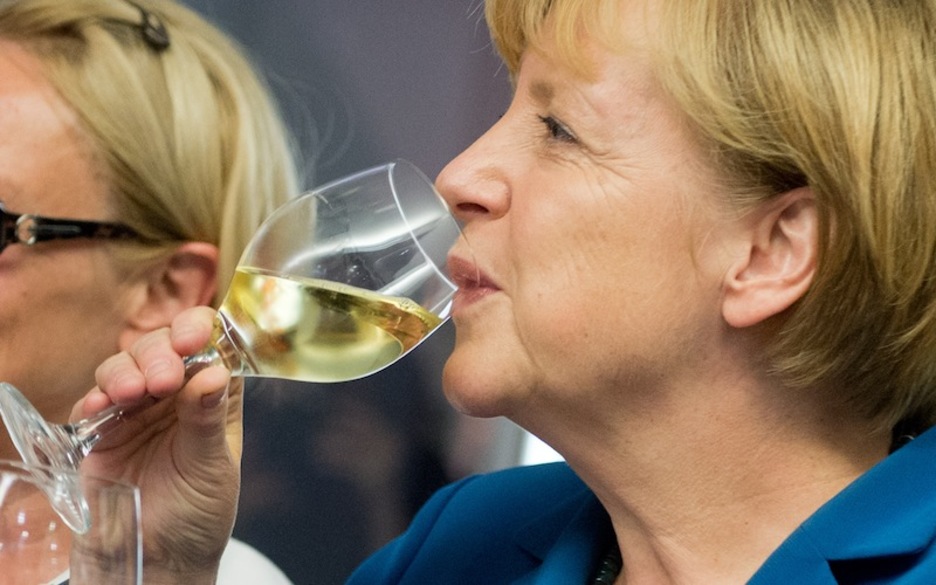 Angela Merkel, calificada de poco expresiva, se mostró ayer sonriente y tomó parte activa en las celebraciones de la CDU. (Marcus BRANDT / AFP) Angela Merkel, calificada de poco expresiva, se mostró ayer sonriente y tomó parte activa en las celebraciones de la CDU. (Marcus BRANDT / AFP)