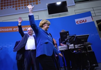 Angela Merkel, junto al líder de la CDU en el Bundestag, Volker Kauder. (Odd ANDERSEN/AFP PHOTO)