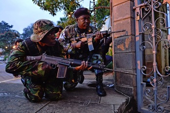 Soldadu kenyarrak, Westgate merkataritza-gunearen inguruan. (Carl DE SOUZA/AFP PHOTO)