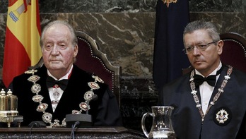 Juan Carlos de Borbón, sucesor designado por Franco, y el ministro de Justicia, Alberto Ruiz Gallardón, en un acto oficial reciente. (Angel DÍAZ / AFP)