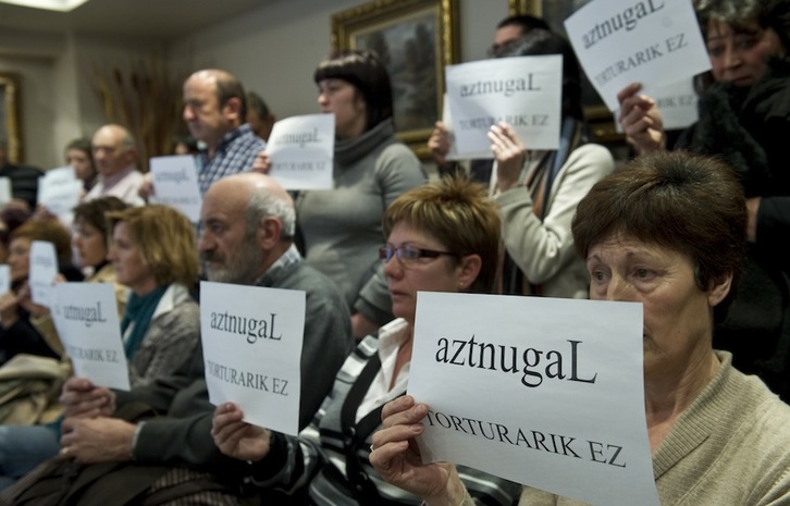 Comparecencia de familiares de los detenidos en enero de 2011 con carteles con la palabra ‘laguntza’ al revés, como escribió Arratibel. (Jagoba MANTEROLA/ARGAZKI PRESS)