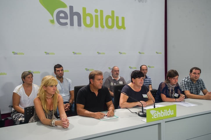 Onintza Enbeita, diputada de Amaiur, toma la palabra acompañada por electos municipales de EH Bildu. (Andoni CANELLADA / ARGAZKI PRESS)