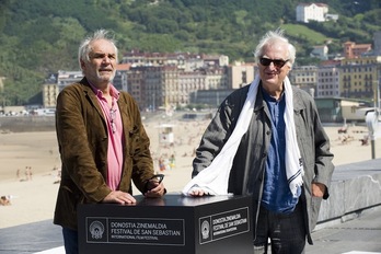 Bertrand Tavernier, a la derecha, durante el photocall de la película. (Juan Carlos RUIZ/ARGAZKI PRESS)