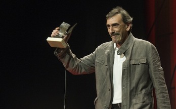 Juanba Berasategi, al recoger el galardón. (Jon URBE/ARGAZKI PRESS)