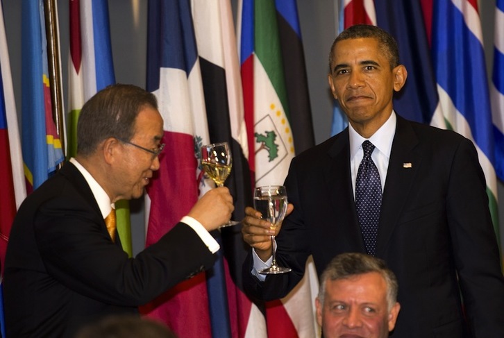 Ban Ki-moon y Barack Obama brindan en la Asamblea General de la ONU. (Don EMMERT / AFP)