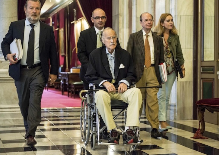Azkuna llega al pleno en silla de ruedas. (Jon HERNÁEZ/ARGAZKI PRESS)
