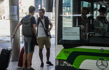 Un autobús que cubre los servicios mínimos sale de Termibus. (Luis JAUREGIALTZO/ARGAZKI PRESS)