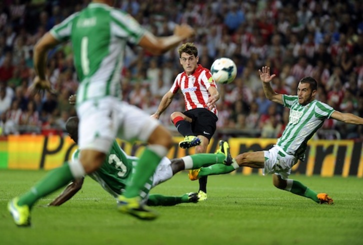 Varios béticos tratan de frenar un disparo de Ibai Gómez. (Marisol RAMIREZ/ARGAZKI PRESS)