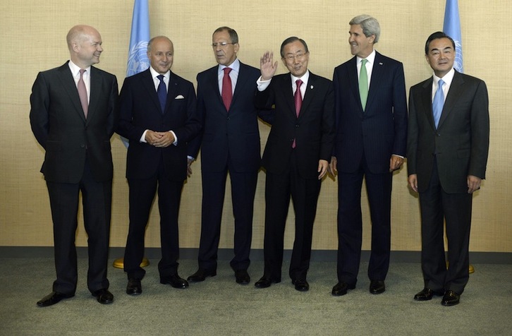 Ban Ki-moon junto a los representantes de Exteriores de los miembros permanentes del Consejo de Seguridad (Gran Bretaña, Francia, Rusia, EEUU y China). (Timothy CLARY / AFP)