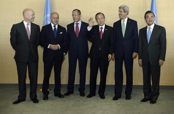 Ban Ki-moon junto a los representantes de Exteriores del grupo 5+1 (Gran Bretaña, Francia, Rusia, EEUU y China). (Timothy CLARY / AFP)