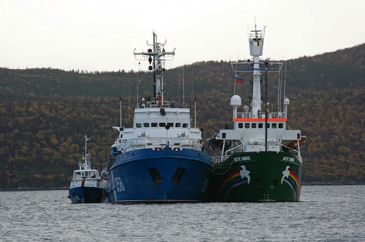 El ‘Arctic Sunrise’ de Greenpeace es conducido al puerto ruso de Murmansk. (Igor PODGORNY/AFP)