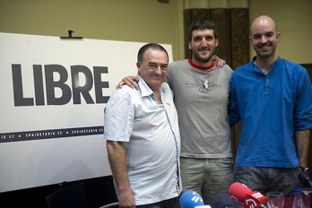 Karmelo Landak, Carlos Renedok eta Aritz Petralandak aurkeztu dute nazioarteko bira. (Marisol RAMIREZ/ARGAZKI PRESS)