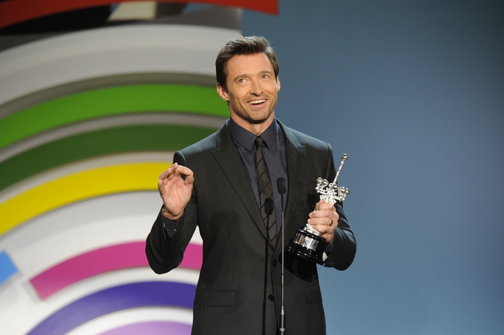 Hugh Jackman, con el Premio Donostia en el Kursaal. (Jon URBE/ARGAZKI PRESS)