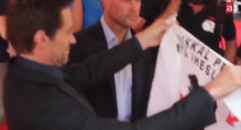 Captura de pantalla de Hugh Jackman con la banderola en las manos. (ATEAK IREKI)