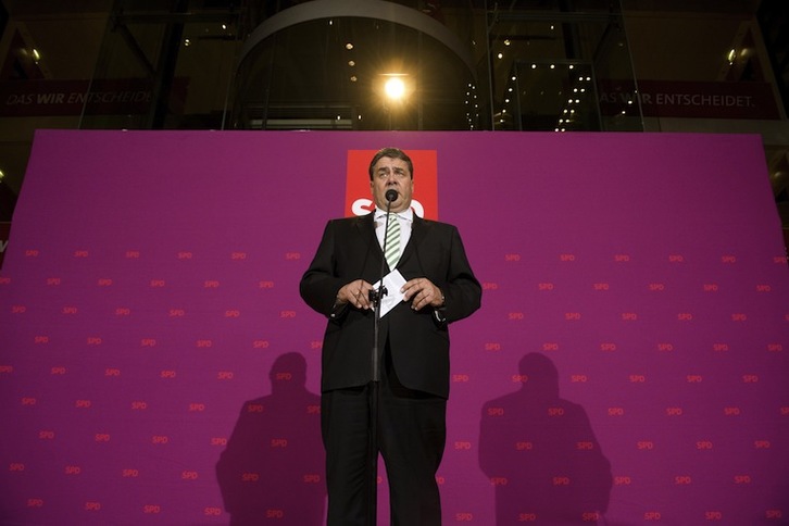 Sigmar Gabriel, presidente del SPD, comunica a los medios la decisión adoptada. (John MACDOUGALL / AFP PHOTO) 