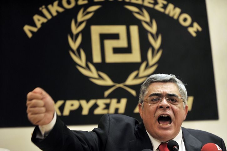 El líder del partido neonazi griego Amanecer Dorado, el exmilitar Nikolaos Mijaloliakos. (Louisa GOULAMAKI / AFP)