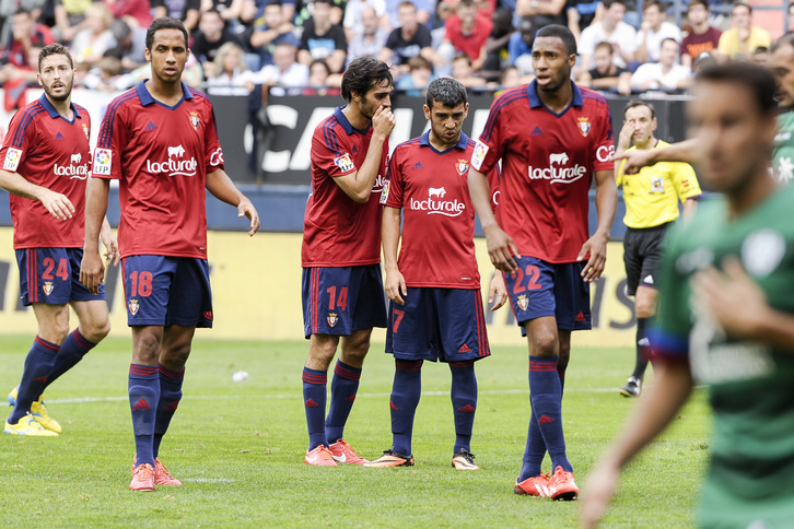 Osasunako jokalariak atsekabetuta partida bukaeran. (Iñigo URIZ / ARGAZKI PRESS)