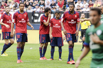 Osasunako jokalariak atsekabetuta partida bukaeran. (Iñigo URIZ / ARGAZKI PRESS)