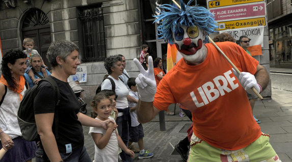 Porrotxek eman dio hasiera jaialdiari kalejira batekin. (Marisol RAMIREZ / ARGAZKI PRESS)
