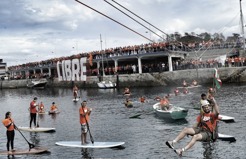 Lekeitioko portuaren inguruan eta uretan ere irudikatu dute herri harresia. (Marisol RAMIREZ / ARGAZKI PRESS)