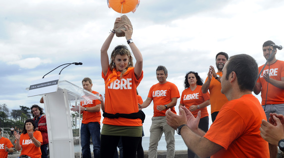 Eskuz esku igaro da Iruñeako herri harresitik bidalitako harria. (Marisol RAMIREZ / ARGAZKI PRESS)