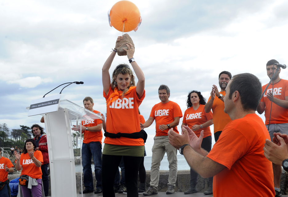 Eskuz esku igaro da Iruñeako herri harresitik bidalitkao harria. (Marisol RAMIREZ / ARGAZKI PRESS)