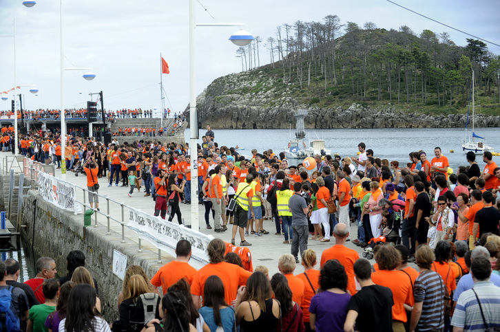 Lekeitioko portuaren inguruan irudikatu dute herri harresia. (Marisol RAMIREZ / ARGAZKI PRESS)