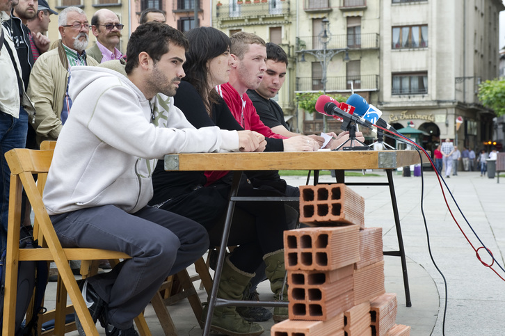 Sagardoi, el primero de la mesa, en una rueda de prensa para denunciar su caso. (Idoia ZABALETA / ARGAZKI PRESS) 