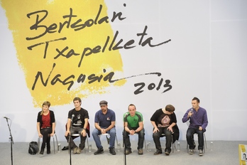 Amasa Villabonan ospatu den saioan parte hartu duten bertsolariak. (Jon URBE / ARGAZKI PRESS)