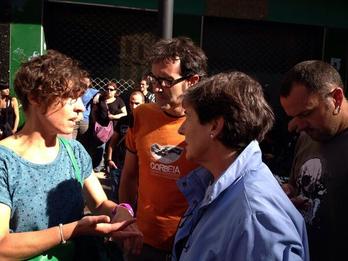 Los parlamentarios de EH Bildu Laura Mintegi y Julen Arzuaga en Gasteiz. (@ehbildu_legebil)