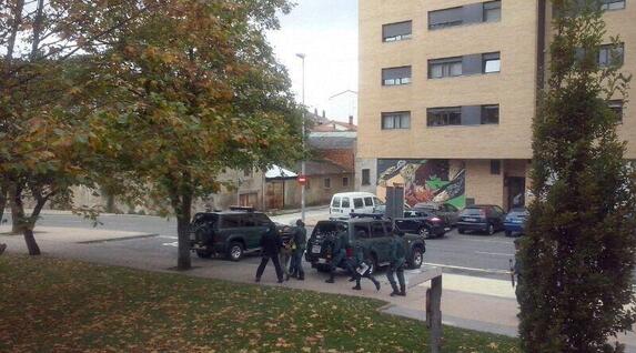 La Guardia Civil se lleva arrestado a Imanol Karrera en Uharte. (@KepaSesma)