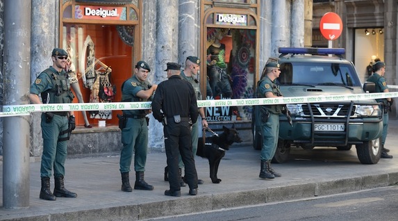Agentes de la Guardia Civil y la Ertzaintza en Bilbo. (Jon HERNÁEZ/ARGAZKI PRESS) 