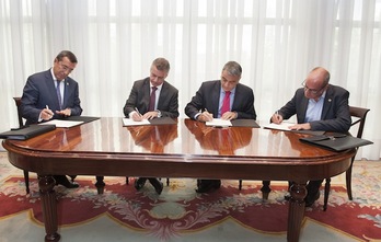 El lehendakari y los diputados generales firman el acuerdo. (IREKIA.NET)