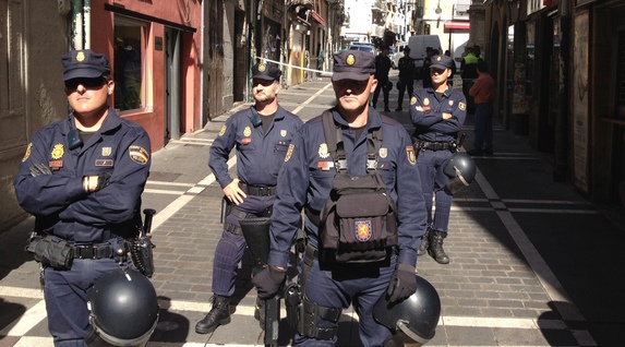 La Policía española, en la calle Navarrería de Iruñea. (Idoia ZABALETA/ARGAZKI PRESS)